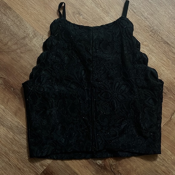 Super cute glittery halter top with floral detailing - Picture 2 of 2